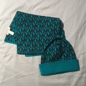 New MICHAEL Michael Kors hat and scarf set blue / teal